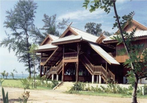 Chakphong Resort | Ruen Thai Rim Haad