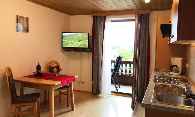 Hartkirchen Apartment | Ruhige Ferienwohnung mit überdachtem, großzügigen Balkon