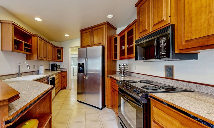 Klamath Falls House | Running Y Resort home on 1st fairway with shuffleboard