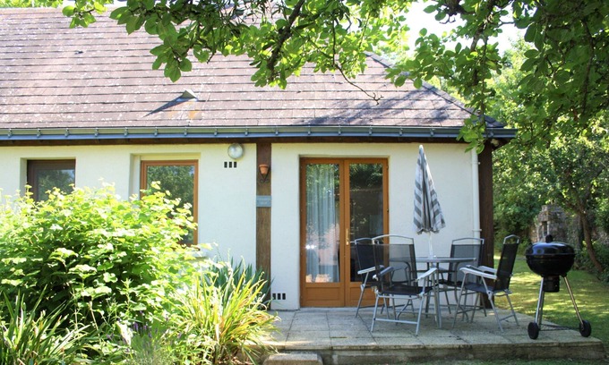 Asnieres sur Vegre Cottage | Rural gîte with Pool, WIFI, 2 Bedrooms 2 BA