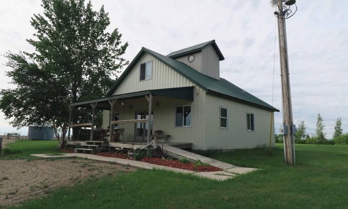 Bottineau House | Rural Getaway at Homestead Lodge