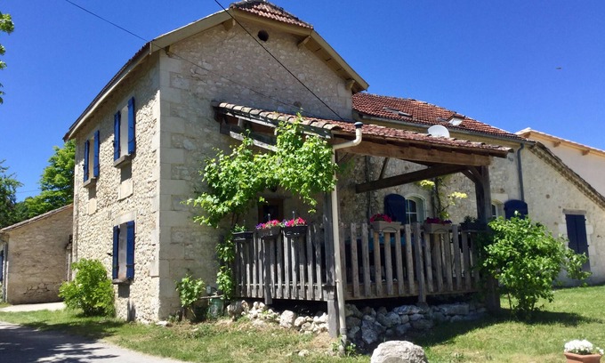 Parranquet House | Rural gite with pool and lake views