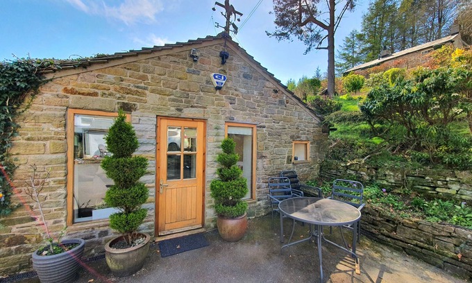 Little Hayfield House | Rural Peak District Retreat - nSingle level, one bedroom annex.nDogs welcome