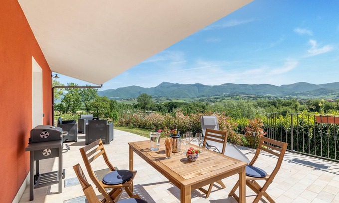 Matelica Apartment | Rural Pool Escape in Matelica