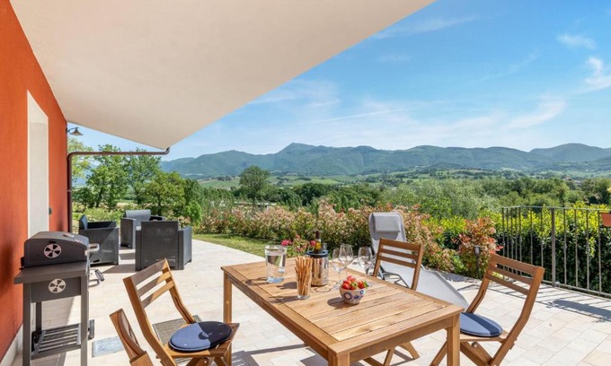 Matelica Apartment | Rural Pool Escape in Matelica