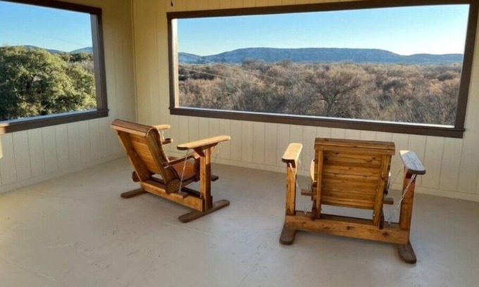 Uvalde House | Rural Retreat Puerto De Luna Duplex 2
