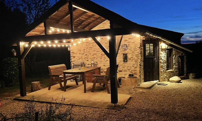 Chalais Cottage | Rural Retreat with Hot Tub