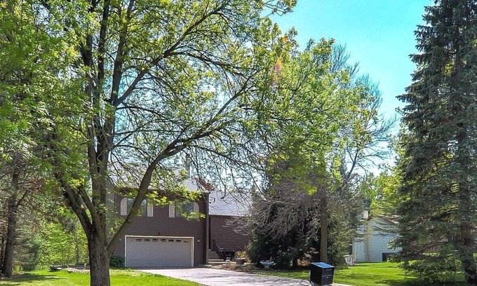 Lake Elmo House | Rural Setting with wildlife viewing, 10 mins to Saint Paul