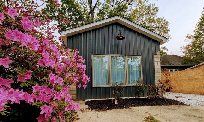 Lauraville Cottage | Ruscincy’s Rest "minutes drive to Orioles stadium"