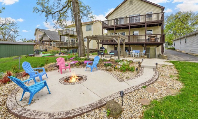 Fox Lake House | Rushmore Retreat Getaway