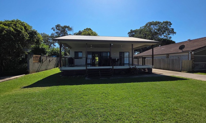 Brisbane Waterfront Cottage | RUSS VEGAS