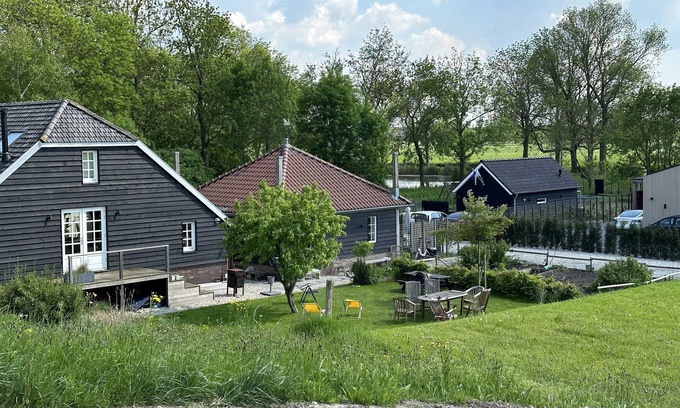 Municipality of Culemborg Cottage | Rust en Ruimte in een Knusse Cottage aan de Lek Naast Werk aan het Spoel