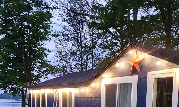 Frontenac Cottage | Rustic 2 bdrm cottage on Dog Lake, Rideau Canal. Complete Privacy. Quiet Lake.