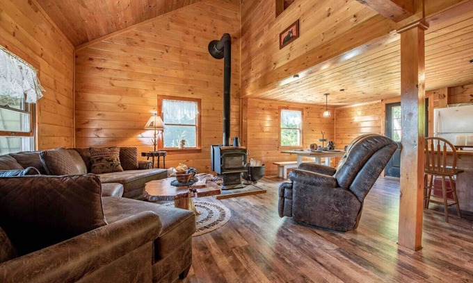 Canaan Cabin | Rustic 3BR Cabin OFF-GRID Cabin