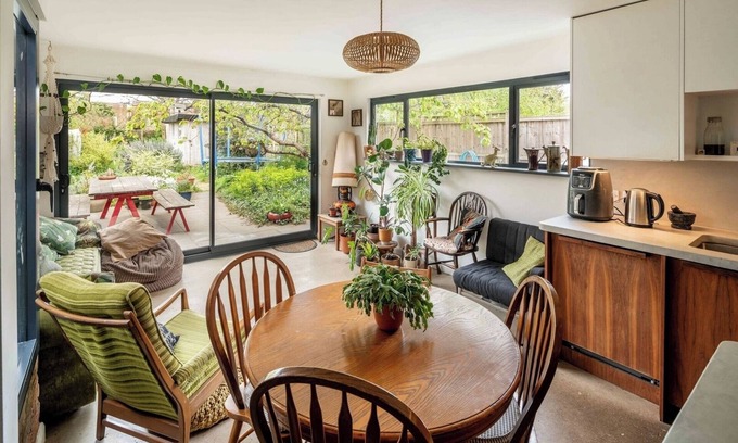 Leyton House | Rustic 4BD Family Retreat in Leafy Leyton