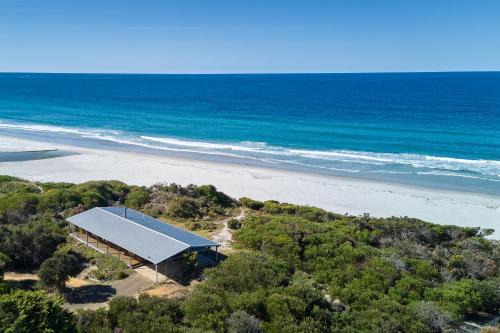 Douglas River House | Rustic by the sea ~ a timeless holiday retreat!