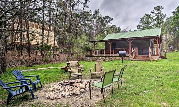Broken Bow House | Rustic Cabin with Hot Tub Near Broken Bow Lake!