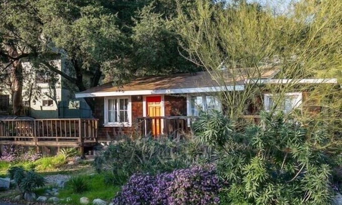Sierra Madre Cottage | Rustic Canyon retreat