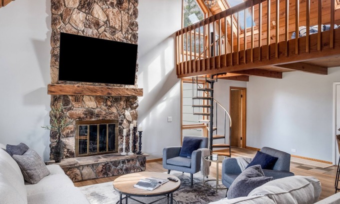 Oak Brook House | Rustic Charm 4 BD/2.5 BA w/ Loft