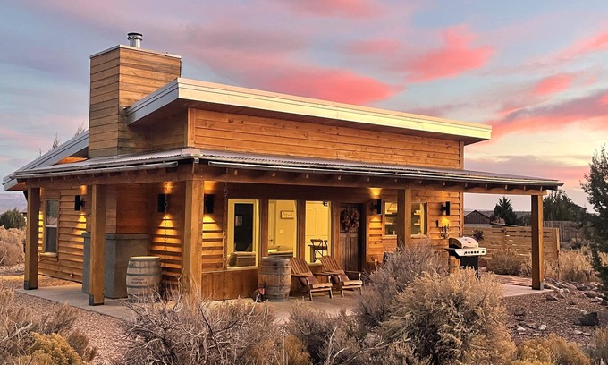 Kanab Cabin | Rustic charm awaits you in Kanab!