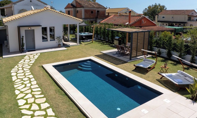 Petriti Villa | Rustic Charm Villa with Private Pool ,Hot Tub and 3 minutes walk to the beach
