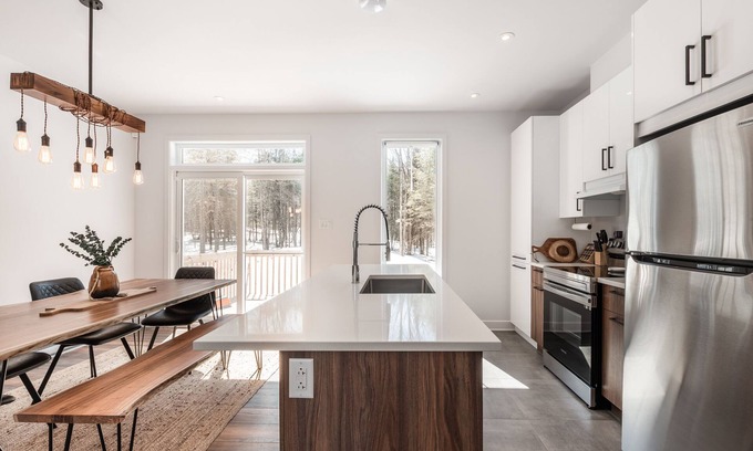 Saint-Calixte Ski Chalet | Rustic Chic 2BR Retreat with Hot Tub in the heart of Lanaudière