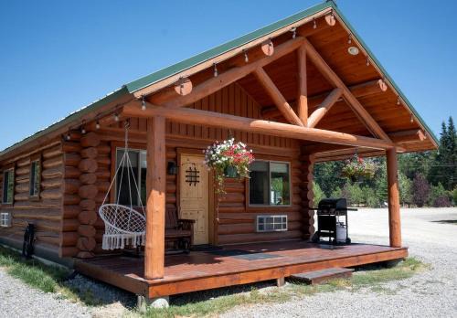 Bonners Ferry House | Rustic-Chic Log Cabin with King Bed & Kitchen | Bonners Ferry, Idaho Retreat