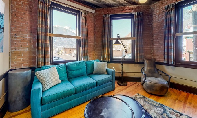 Silverton House | Rustic Chic Suite with Free WiFi, Kitchenette, & Mountain Views