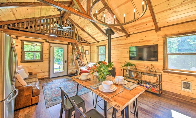 Sandpoint House | Rustic-Chic Woodland Hideaway with Hot Tub!