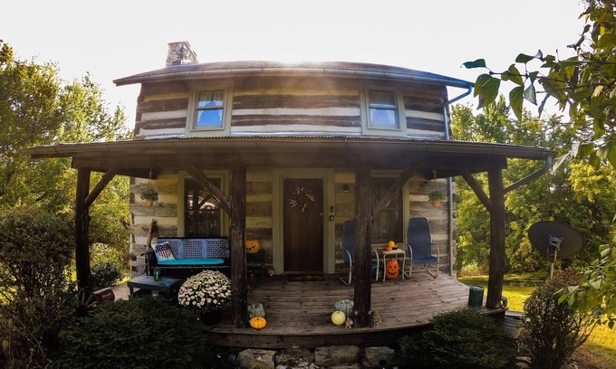 Sharpsburg House | Rustic, comfortable, secluded, hand hewn, turn of the century log cabin