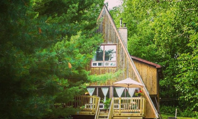 Sudbury Cottage | Rustic & Cozy A-Frame cottage | Fireplace | Pool Table | Movie room