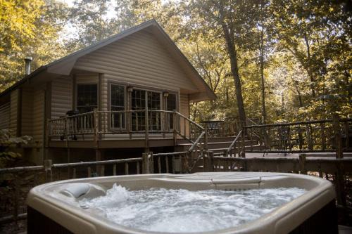 Carbondale House | Rustic Cozy Cabin with Hot-tub in Carbondale, Illinois