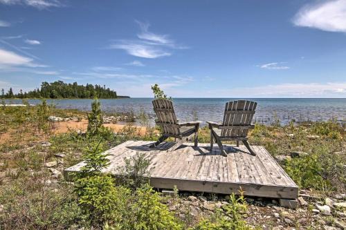 De Tour Village House | Rustic De Tour Village Cabin with Deck on Lake Huron