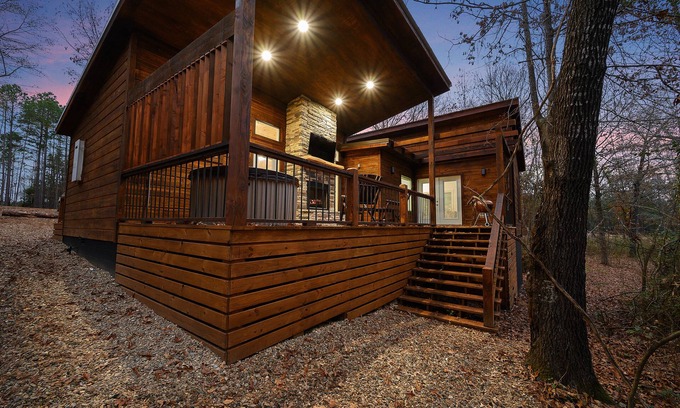 Broken Bow House | Rustic Diamond has Secluded back deck & Jetted walk in shower! EPIC & Sleeps 5