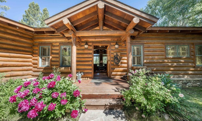 River Meadows Cabin | Rustic Elegance, Quiet, 20 min from Town or Teton Village. Sleeps 9.