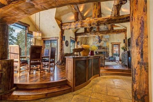 Baldy Mountain House | Rustic-elegance wrapped in custom mountain luxury, steps from Baldy Hiking Trail and shuttle stop