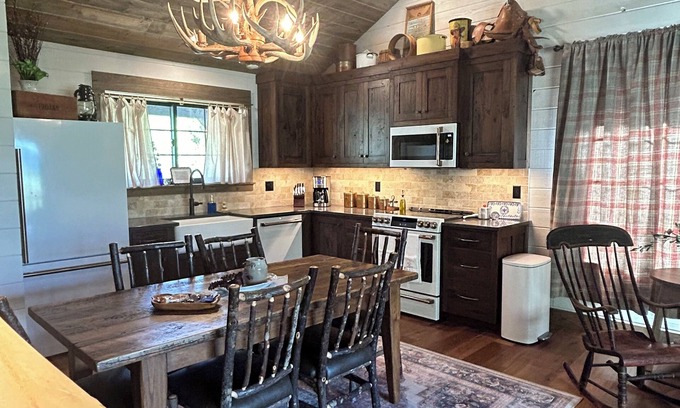 Gardiner Cabin | Rustic Elegant Cabin 5 Mns to YNP ~ Open Year Round