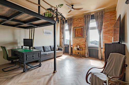 Ferencvaros Apartment | Rustic Gallery Apartment with Panoramic View and AC