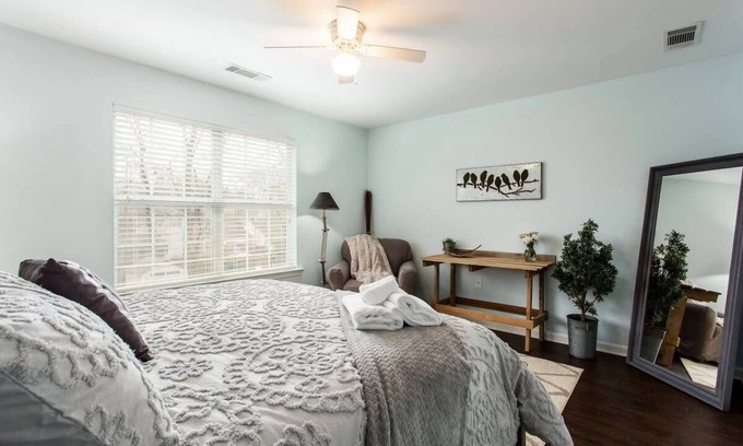 Edgewood House | Rustic-Industrial Vibe/MARTA/Good Eats/Sleeps 6