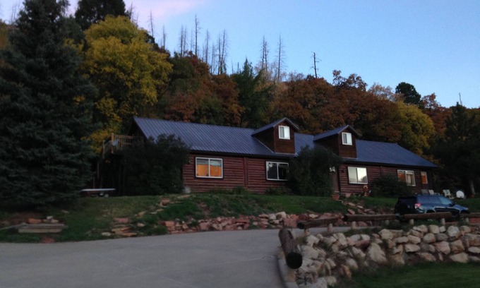 Durango House | Rustic Lodge in the Animas Valley. 5 minutes to Durango, 15 minutes to Purgatory