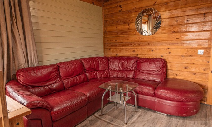 Balfron Apartment | Rustic Lodge retreat with Hot Tub, Sleeps 6