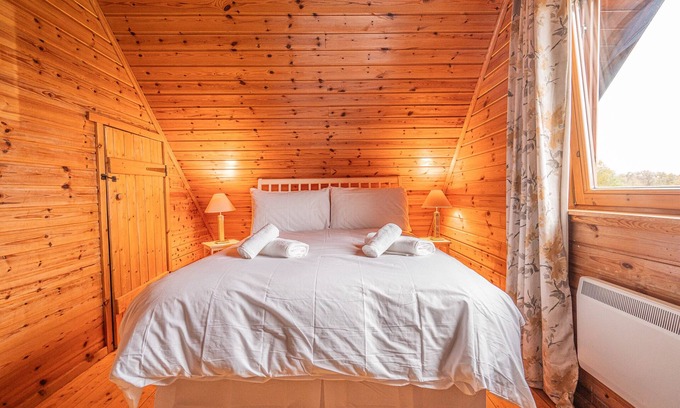 Balfron Apartment | Rustic Lodge retreat with Hot Tub, Sleeps 6