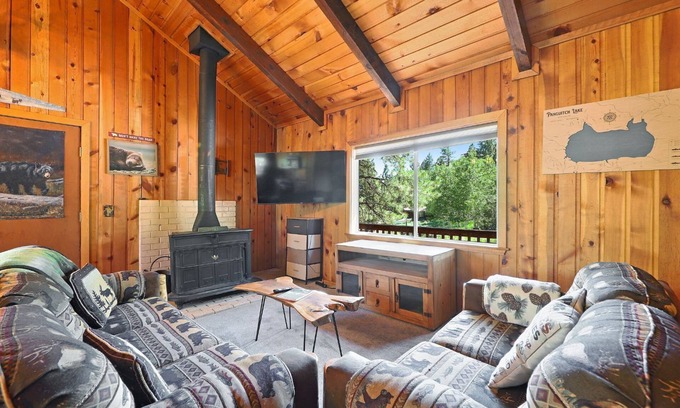 Mammoth Creek Cabin | Rustic Log Cabin | Pet-Friendly, Walk to Lake, Sleeps 6