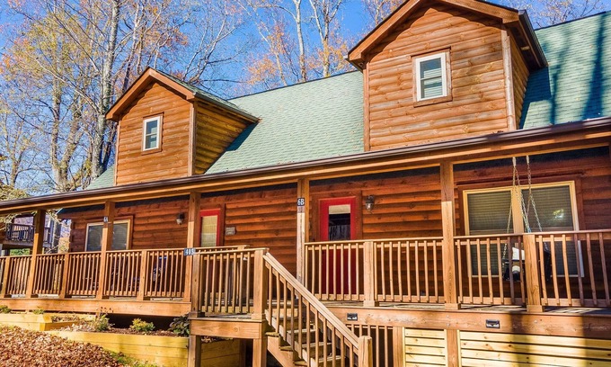 West Jefferson House | Rustic Log Cabin TH | Spacious King Suite | Views | Fire Pit | Walk Downtown WJ