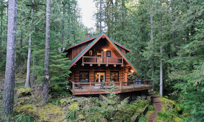 Glacier House | Rustic Lux Log Home w/Hot tub, Sauna, Pet Friendly and Mtn View