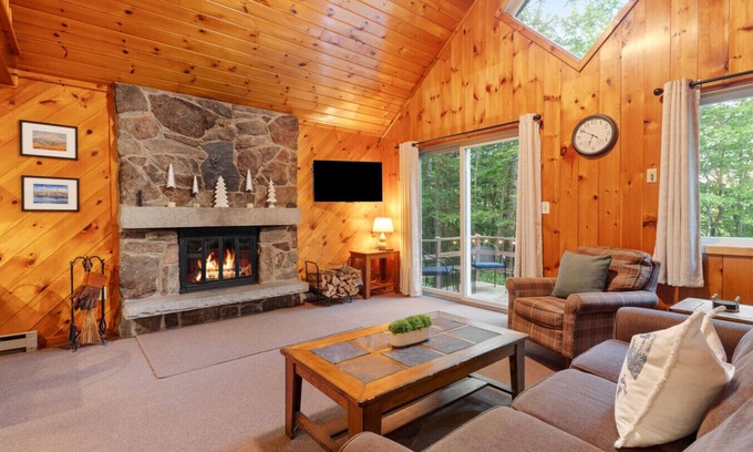 Bartlett Apartment | Rustic Luxe w/Creek & Privacy