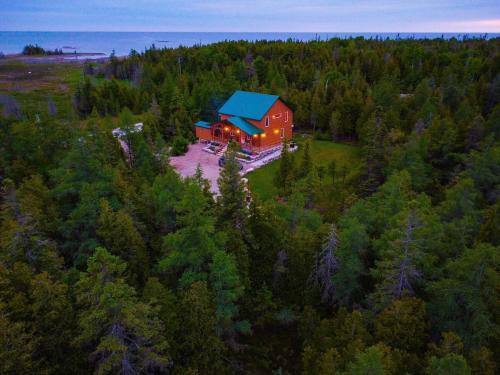 South Bruce Peninsula House | Rustic Luxury Saw N' Logzzz Cabin Getaway