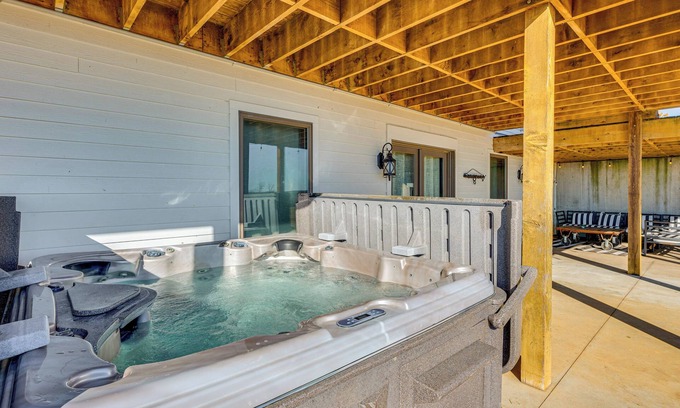Greenfield Apartment | Rustic Missouri Vacation Rental w/Hill Views!