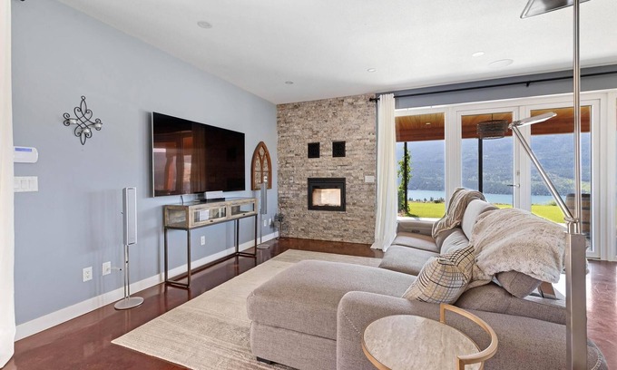 Vernon House | Rustic Oasis Lakeview with Hot Tub (Pet Friendly!)