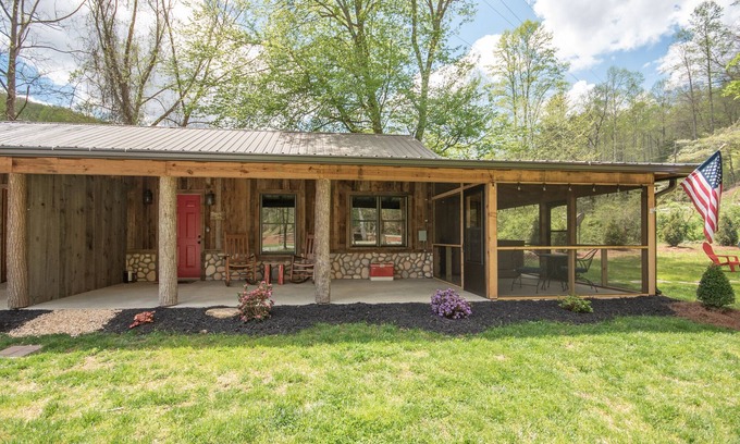 Franklin Cabin | Rustic, One Bedroom Cabin, Starlink Wi-Fi, Hot Tub, Firepit
